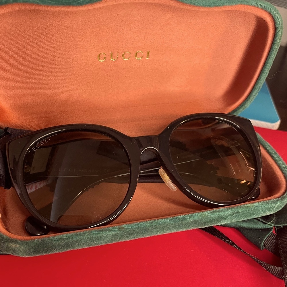Women’s Gucci sunglasses with case and dust bag.